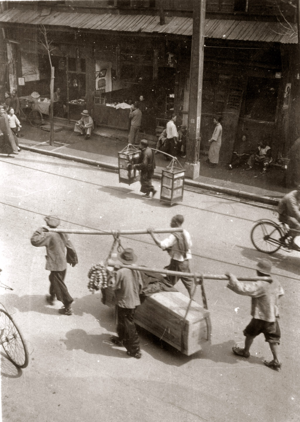 Ward Road, Shanghai, June 22, 1932. I found this photo in a junk shop in England about 20 years ago. Do I win a prize for submitting the first Chinese picture?

[Very nice. You win ... a big round of applause! Clapclapclapclap - Dave]